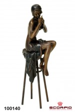 Бронзовая статуэтка «Девушка на стуле»